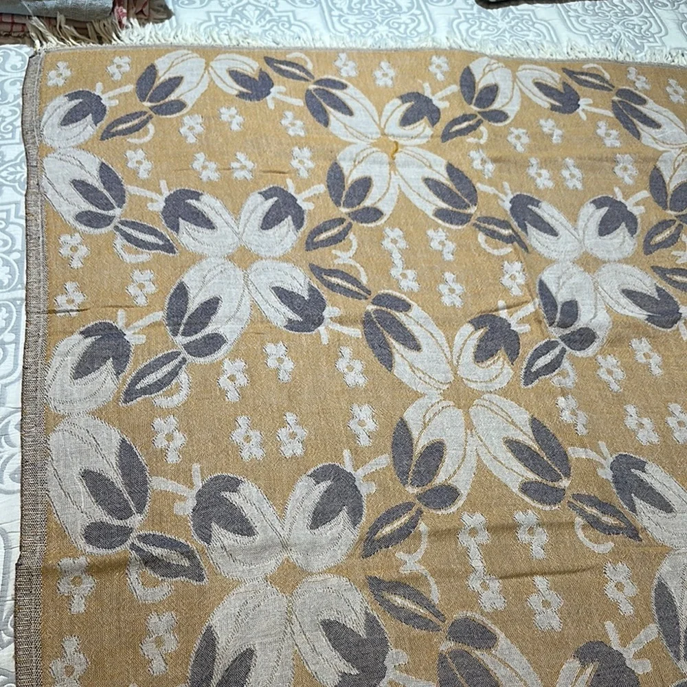 Reversible Cotton Beach Towel/Throw Blanket with tulip pattern